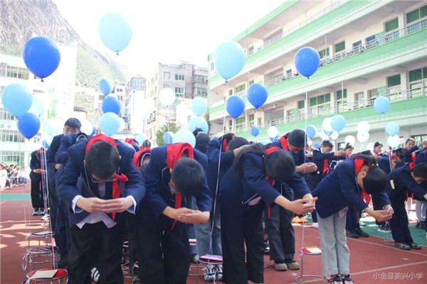 美女被搞小说海报