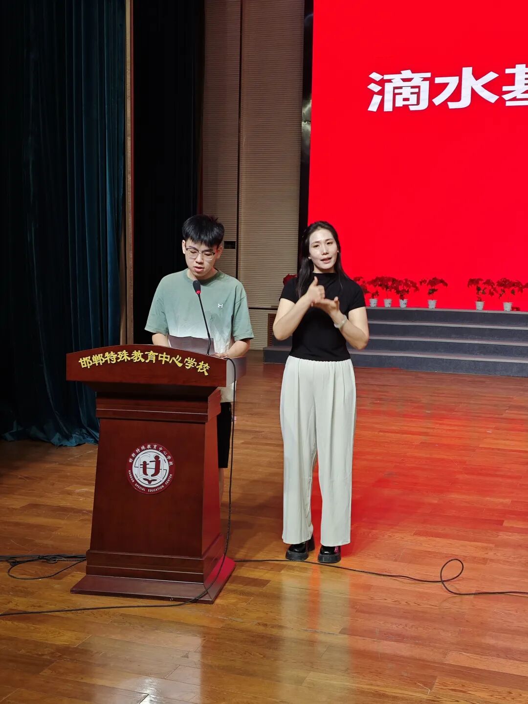 一起草17c.app海报