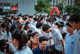 allpian 电影全片 观众从一个被动的影全接受者海报